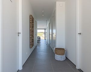 Helle Diele in der Zandbank 13, De Groote Duynen, Kamperland, mit moderner Einrichtung und Zugang zu mehreren Rumen.