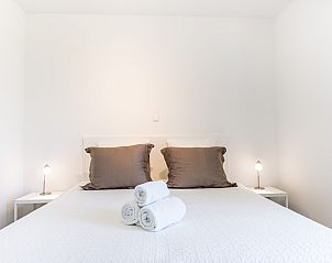 Gemtliches Schlafzimmer im Ferienhaus Zandbank 13, De Groote Duynen, Kamperland, mit bequemem Bett und sanfter Beleuchtung.