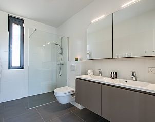 Stilvolles Badezimmer in Zandbank 13, De Groote Duynen, Kamperland, mit moderner Ausstattung und gerumiger Dusche.