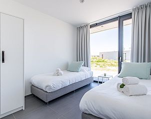 Zweites Schlafzimmer im Ferienhaus Zandbank 13, De Groote Duynen, Kamperland, mit zwei bequemen Betten und viel Licht.