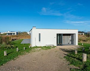 Vor dem Ferienhaus Zandbank 13, De Groote Duynen, Kamperland, mit moderner Architektur und ausreichendem Parkplatz.