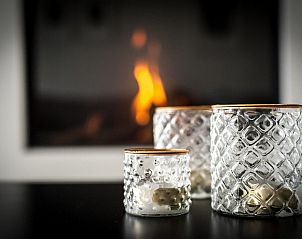 Detail van gezellige kaarsen in Zandbank 11 | De Groote Duynen, Kamperland, met een knusse open haard.