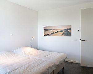 Slaapkamer met twee bedden in Zandbank 11 | De Groote Duynen, Kamperland, met uitzicht op de tuin.