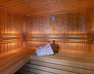 Luxe badkamer met sauna in Zandbank 11 | De Groote Duynen, Kamperland, voor ultieme ontspanning.