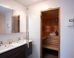 Detail van moderne badkamer in Zandbank 11 | De Groote Duynen, Kamperland, met stromend water en handdoeken.