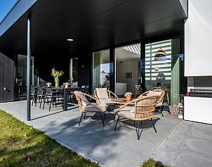 Terras met zitgelegenheid in Beukenlaan 11 | Ruiterplaat, Kamperland, vakantiehuis Noord-Beveland, Zeeland.