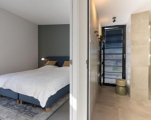 Ensuite badkamer en slaapkamer in Beukenlaan 11 | Ruiterplaat, Kamperland, vakantiehuis Noord-Beveland, Zeeland.