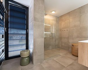 Moderne badkamer in Beukenlaan 11 | Ruiterplaat, Kamperland, vakantiehuis Noord-Beveland, Zeeland.