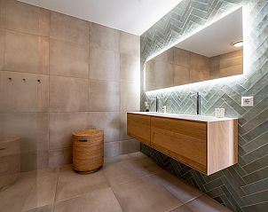 Stijlvolle badkamer met dubbele wastafel in Beukenlaan 11 | Ruiterplaat, Kamperland, vakantiehuis Noord-Beveland, Zeeland.