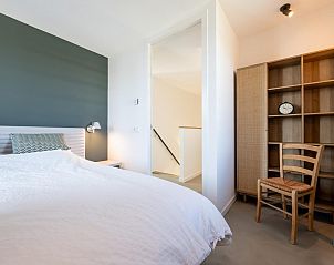 Slaapkamer met houten kast in Beukenlaan 11 | Ruiterplaat, Kamperland, vakantiehuis Noord-Beveland, Zeeland.