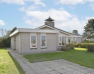 Vrijstaande woning in Kamperland, een vakantiehuis op Noord-Beveland, Zeeland, met ruime tuin en uitzicht op de rustige omgeving.
