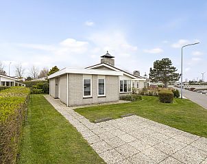 Vrijstaande woning in Kamperland, een vakantiehuis in het pittoreske Noord-Beveland, Zeeland, met een groene tuin en rustige omgeving.