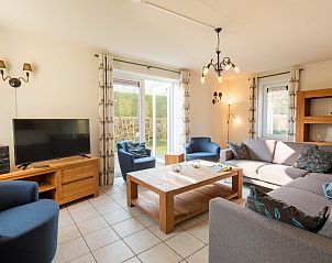 Gemtliches Wohnzimmer der Villa 10A in Kamperland, Noord-Beveland, Zeeland, mit bequemer Sitzecke und viel Tageslicht.