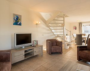 Gezellige woonkamer van Villa 5B, een vakantiehuis in Kamperland, Zeeland, met comfortabele zitruimte en moderne inrichting.