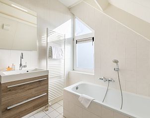 Lichte binnenruimte van Villa 5B in Kamperland, vakantiehuis met panoramisch uitzicht over Noord-Beveland, Zeeland.