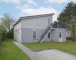 Vrijstaande woning in Kamperland met moderne architectuur, omgeven door groen in het prachtige Noord-Beveland, Zeeland.