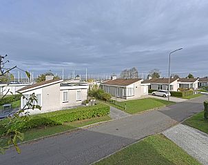 Vrijstaande woning in Kamperland met uitzicht op rustige straat en groene omgeving, ideaal vakantiehuis in Noord-Beveland, Zeeland.