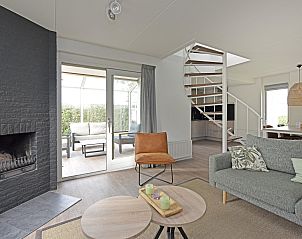Gezellige woonkamer van Vrijstaande woning in Kamperland, Noord-Beveland, Zeeland met open haard en moderne inrichting voor een ontspannen verblijf.