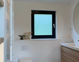 Bathroom with natural light in vacation home in Kamperland, ideal for relaxation in North Beveland, Zeeland.