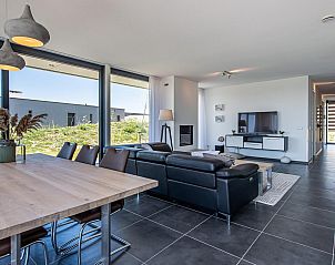 Eethoek met uitzicht in Duinvallei 22, een vakantiehuis in Kamperland, Noord-Beveland, omringd door de natuur van Zeeland.