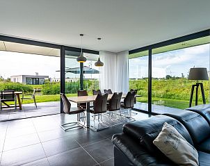 Ruime keuken in Duinvallei 22, vakantiehuis in Kamperland, Noord-Beveland, met moderne apparatuur en een strak design.