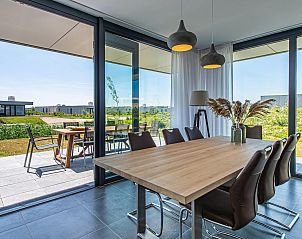 Luxe slaapkamer in Duinvallei 22, vakantiehuis in Kamperland, Noord-Beveland, met comfortabel bed en uitzicht op de tuin.