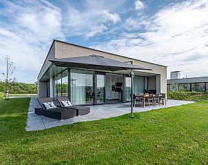 Buitenzijde van Duinvallei 22, vakantiehuis in Kamperland, Noord-Beveland, met moderne architectuur en ruime tuin.