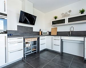 Slaapkamer met uitzicht in Duinvallei 22, vakantiehuis in Kamperland, Noord-Beveland, met toegang tot eigen badkamer.