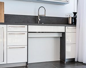 Ruime woonkamer in Duinvallei 22, vakantiehuis in Kamperland, Noord-Beveland, met moderne meubels en veel daglicht.