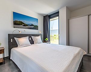 Terras met uitzicht op de tuin in Duinvallei 22, vakantiehuis in Kamperland, Noord-Beveland, ideaal voor ontspanning.