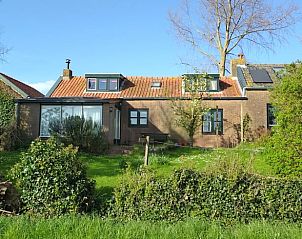 Ferienhaus in Kamperland, eine charmante Ferienwohnung in Noord-Beveland, Zeeland, umgeben von ppiger Natur und einer sonnigen Terrasse.