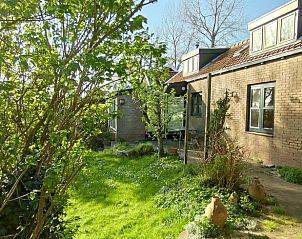 Ferienhaus in Kamperland, gelegen in der grnen Landschaft von Noord-Beveland, Zeeland, mit einem sonnigen Garten und beruhigender Natur.