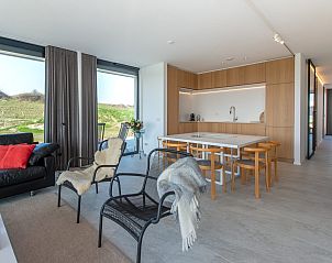 Modernes Wohnzimmer in Waterline 02 | De Groote Duynen, Kamperland, mit Blick auf die Natur.