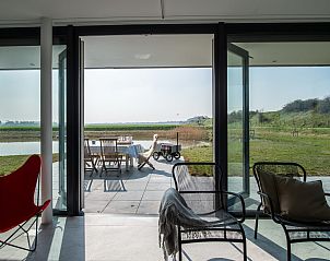 Gerumige Terrasse von Waterline 02 | De Groote Duynen in Kamperland, mit Blick auf die Landschaft.