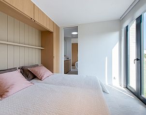 Helles Schlafzimmer in Waterline 02 | De Groote Duynen, Kamperland, mit groen Fenstern und ruhiger Atmosphre.