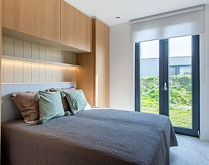 Komfortables Schlafzimmer in Waterline 02 | De Groote Duynen, Kamperland, mit Blick auf den Garten.