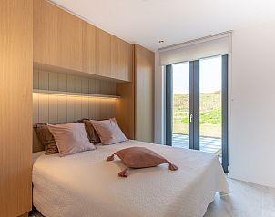 Gemtliches Schlafzimmer in Waterline 02 | De Groote Duynen, Kamperland, mit warmen Dekorationen.