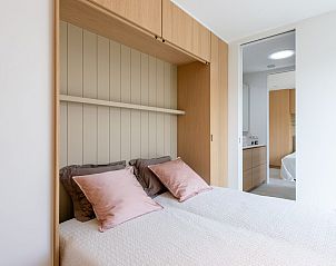 Elegantes Schlafzimmer in Waterline 02 | De Groote Duynen, Kamperland, mit Zugang zum Freien.