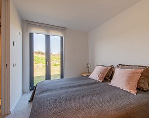 Ruhiges Schlafzimmer in Waterline 02 | De Groote Duynen, Kamperland, mit sanften Tnen.