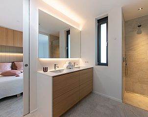 Modernes Badezimmer in Waterline 02 | De Groote Duynen, Kamperland, mit luxurisen Annehmlichkeiten.