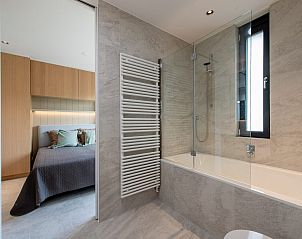 Stilvolles Badezimmer in Waterline 02 | De Groote Duynen, Kamperland, mit Badewanne und Dusche.