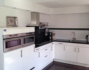 Moderne keuken in Grevelingenhof vakantiehuis, Scharendijke, voorzien van luxe apparatuur, Schouwen-Duiveland, Zeeland.