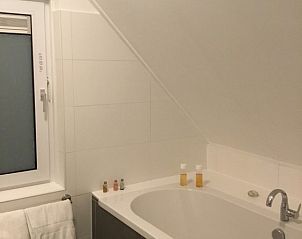 Stijlvolle badkamer met ligbad in Grevelingenhof vakantiehuis, Scharendijke, Schouwen-Duiveland, Zeeland.