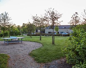 Vakantiehuis in Scharendijke biedt een ruime tuin met pingpongtafel, ideaal voor ontspanning in Schouwen-Duiveland, Zeeland.