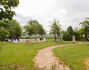 Groene omgeving met wandelpaden bij Vakantiehuis in Scharendijke, perfect voor buitenactiviteiten in Schouwen-Duiveland, Zeeland.