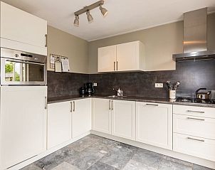 Moderne keuken in Vakantiehuis in Scharendijke, compleet met apparatuur voor een comfortabel verblijf in Schouwen-Duiveland, Zeeland.