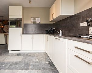 Stijlvolle keukeninrichting in Vakantiehuis in Scharendijke, ideaal voor koken tijdens uw verblijf in Schouwen-Duiveland, Zeeland.