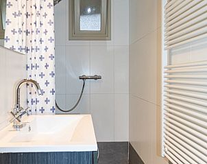 Compacte badkamer in Vakantiehuis in Scharendijke met moderne voorzieningen in Schouwen-Duiveland, Zeeland.