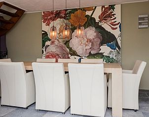 Gezellige eetruimte in Vakantiehuis in Scharendijke, met kunstzinnige muurbekleding in Schouwen-Duiveland, Zeeland.