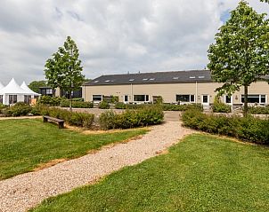 Buitenzijde van Vakantiehuis in Scharendijke met groene tuin in Schouwen-Duiveland, Zeeland.